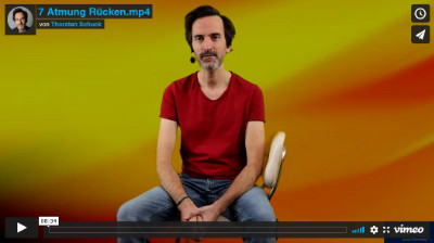 Lektion 7 Online Gesangsunterricht: Thorsten sitzt frontal auf einem Stuhl