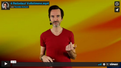 Lektion 4 Online Gesangsunterricht: Thorsten zeigt mit der Hand etwas an