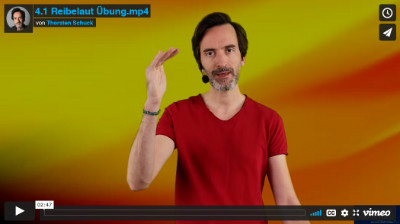 Übung 4.1 Online Gesangsunterricht: Thorsten zeigt mit der Hand etwas an